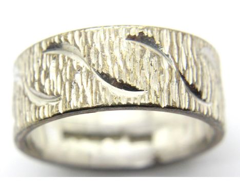 9ct white gold bark ring. 5.9g. Size P. P&amp;P Group 1 (£14+VAT for the first lot and £1+VAT for subsequent lots) 