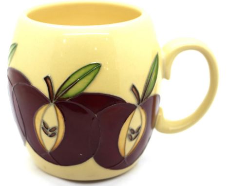 Moorcroft Apple mug, H: 10 cm. P&P Group 1 (£14+VAT for the first lot and £1+VAT for subsequent lots)Condition Report: No cra