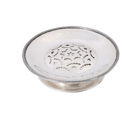 WILLIAM HUTTON&SONS LTD., England, 2-tlg. Butterpresse, versilbert, 1. Hälfte des 20. Jh. Mit Perlranddekor, D. ca. 16cm. Alt