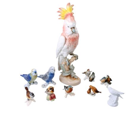 Konvolut 10 Vogelfiguren, 20. Jh.: ROYAL DUX 'Kakadu', Modell-Nr. 401, H. ca. 41 cm; GEROLD PORZELLAN 'Wellensittich', L. ca.