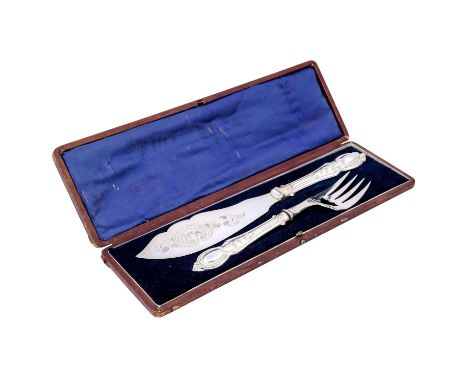 2-tlg. Fischtranchierbesteck, versilbert, um 1900. Gabel und Messer mit einem Dekor von hängenden Blüten, Voluten und 'Perlen