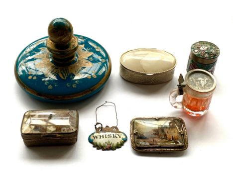 A small mixed lot, to include a reverse painted brooch, depicting two figures outside a castle, 4.2x3cm; agate pill box; mini
