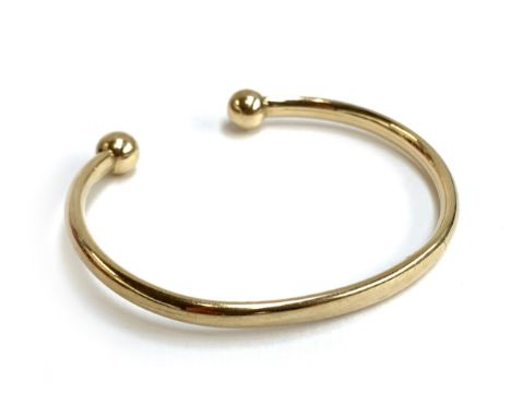 A 9ct gold hollow bangle, 5.6g 