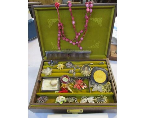 A modern jewellery box to include silver brooches, a comb and a Buckingham Palace pen 