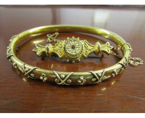 A gilded 9ct gold Victorian bar brooch, set with a red gem stone surrounded by split seed pearls, total weight 2.95g, along w