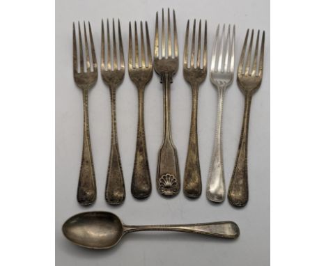 Mixed silver cutlery to include five silver dinner forks and teaspoon in a beaded pattern, and a fiddle pattern fork, total w