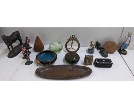 A mixed lot to include a Chinese champleve enamel box, a 19th century block lacquered and mother of pearl snuff box, gilt met