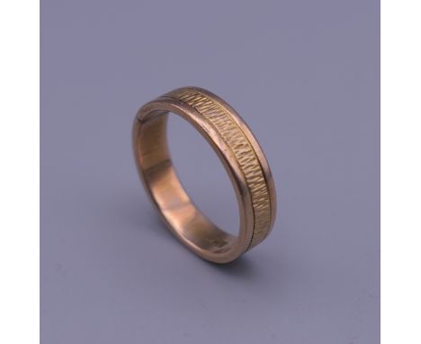 An 18 K gold wedding band. Ring size N. 3.8 grammes.