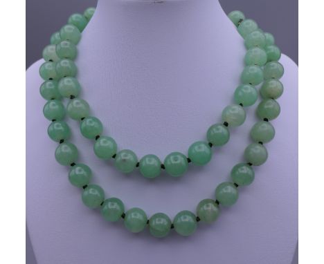 A string of jade beads. Approximately 84 cm long.