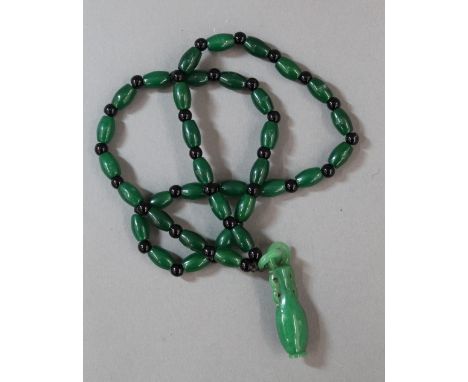 A spinach jade necklace and pendant