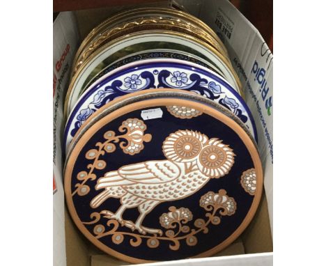 A quantity of decorative porcelain plates, various makers