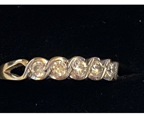 9ct gold ring set with 5 cz stones Weight 2.3g Size Q 