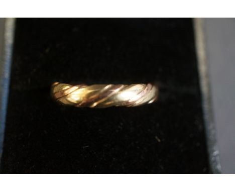 9ct gold ring Size P Weight 4.5g