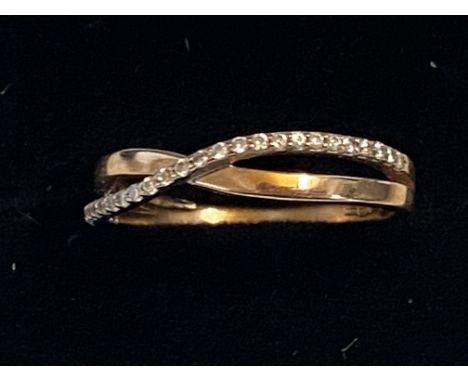 9ct Gold crossover ring set with cz stones Weight 1.7g Size M 