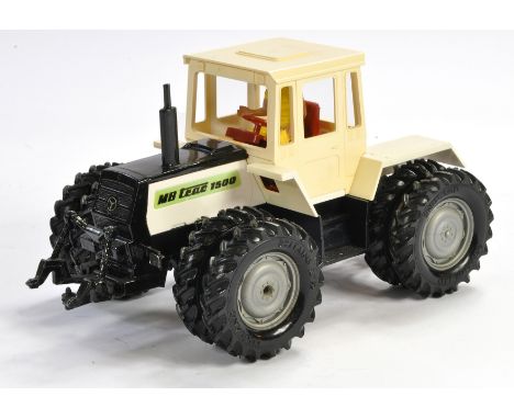 Britains Farm 1/32 vintage Code 3 Issue comprising MB Trac (in white) on dual wheels. Displays well. 