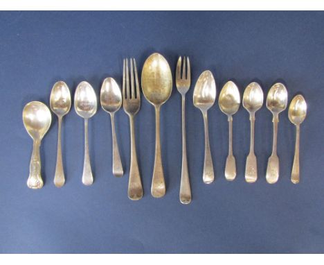 Mixed collection of antique and later silver flatware pieces to include a Victorian kings pattern caddy spoon and others, 8.5