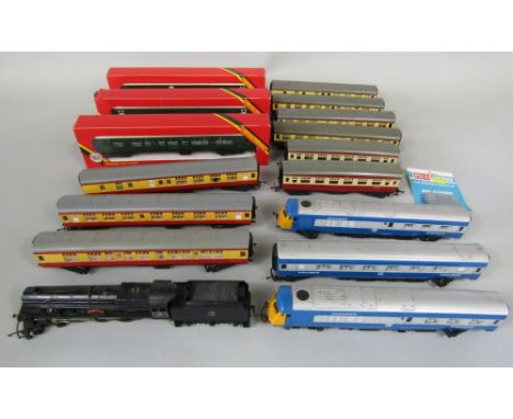 Three Hornby 00 gauge Southern Green coaches and six triang maroon/cream coaches, Hornby Princess Victoria 462 steam locomoti