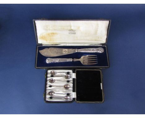 Cased silver fish serving knife and fork, with kings pattern handles and engraved acanthus blades, maker J R Sheffield, handl