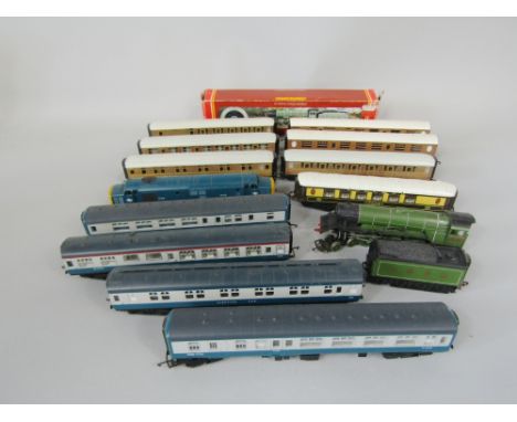 Hornby 0 gauge R.053 LNER Class B17 locomotive Manchester United with box and four LNER brown and white coaches, a Hornby Fly