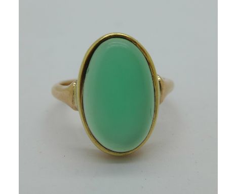 A 9ct gold chrysoprase solitaire ring, 3.3g, K