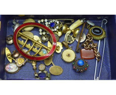 An enamel buckle and cufflinks
