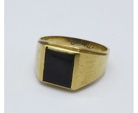 A 9ct gold ring, 4g, R