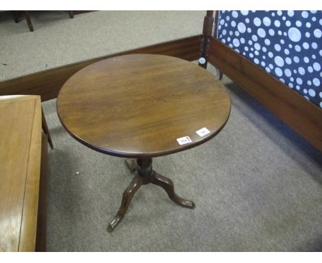 A GEORGIAN MAHOGANY WINE TABLE the circular top above a knopped column on tripod support 67cm (h) x 60cm (d)