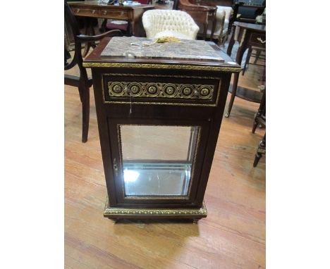 A CONTINENTAL GILT BRASS MOUNTED DISPLAY CABINET surmounted with veined marble top above a frieze drawer on glazed panel door