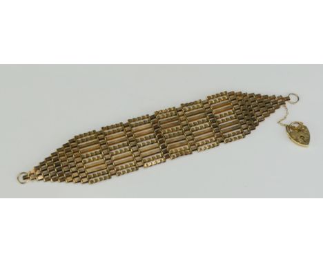 A 9ct Gold Gate Link Bracelet with 'padlock' clasp, 20cm (c. 8"), 33mm wide, hallmarked, 17.65g
