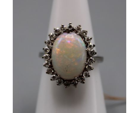 Opal Brillant Ring 750 Weißgold, Opal ca. 13,7 x 10,2 mm (kleiner Ausbruch am Rand!), mit 22 kl. Brillanten zus. ca. 0,4 ct.,
