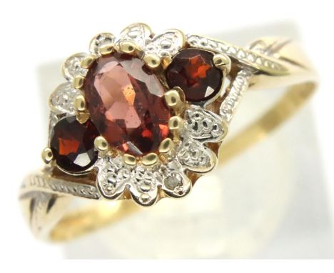 9ct gold garnet set ring, size S/T, 2.6g. P&amp;P Group 1 (£14+VAT for the first lot and £1+VAT for subsequent lots) 