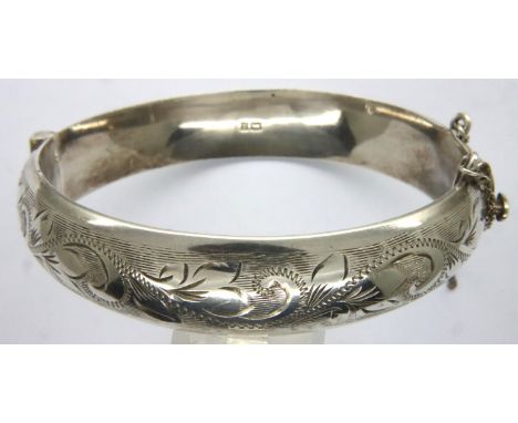 Hallmarked silver engraved floral snap bangle, D: 70 mm, 19g. Safety chain broken. P&amp;P Group 1 (£14+VAT for the first lot