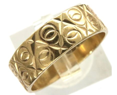 9ct gold wedding band with engraved detail, size R, 4.9g. P&amp;P Group 1 (£14+VAT for the first lot and £1+VAT for subsequen