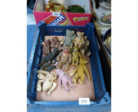 A quantity of assorted ceramic bears, jointed, in mixed colours, some a/f.