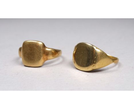 An 18ct yellow gold gentleman's signet ring - with vacant cartouche, together with another similar, 14.8g.