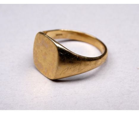 A gentlemans 9ct yellow gold signet ring - with vacant plaque, size U, weight 5.9g.