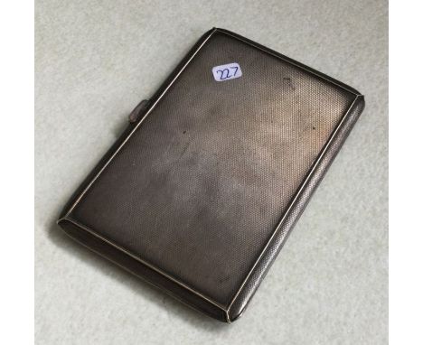 An engine turned silver cigarette case. Approx. 163 grams. 