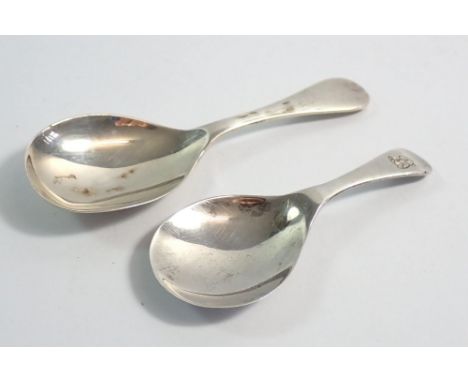 Two Old English pattern silver caddy spoons, Birmingham 1902 and 1957, largest 8.5cm