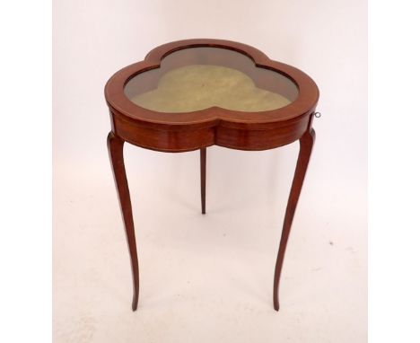 An Edwardian mahogany trefoil form vitrine table on slender supports, 44cm across