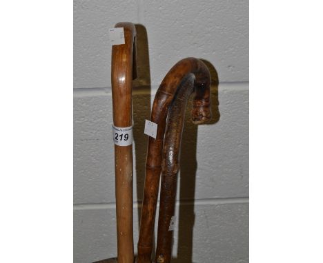 A horn handled baton stick; a bamboo walking stick; others (4)