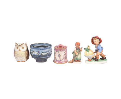 Quantity of decorative ceramics, including Studio pottery bowl, Rye Pottery figures, etc.,Qty: 1 box