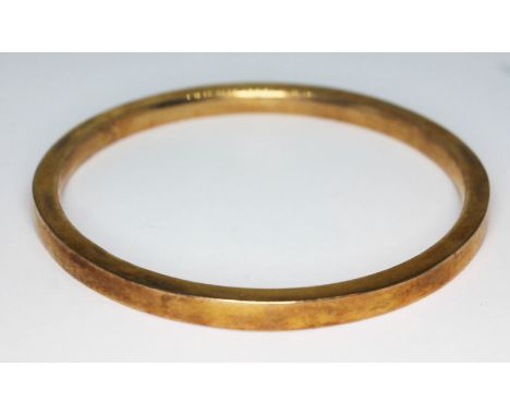 A hallmarked 9ct gold bangle, diam. approx. 70mm, wt. 10.98g.  