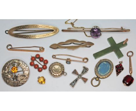 A mixed lot of jewellery including yellow metal, a nephrite jade crucifix pendant, a Scottish brooch marked 'Sterling Silver'