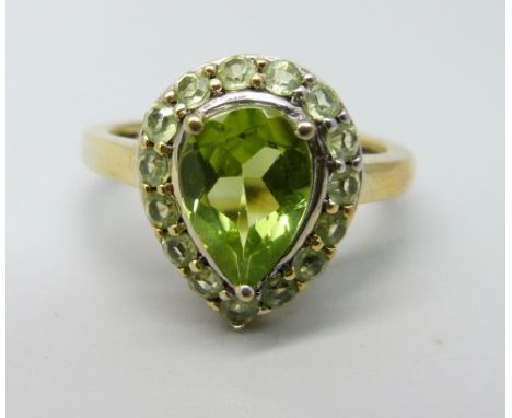 A silver gilt, pear shaped green stone ring, O 
