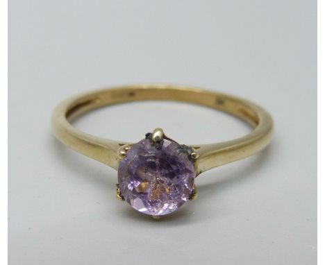 A 9ct gold and amethyst solitaire ring, 1.6g, P 