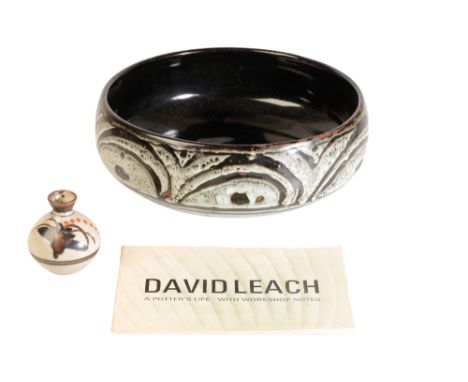 DAVID LEACH OBE (1911-2005): A LOWERDOWN POTTERY STONEWARE BOWL, circular form, stylised decoration with a Tenmoku glaze, imp