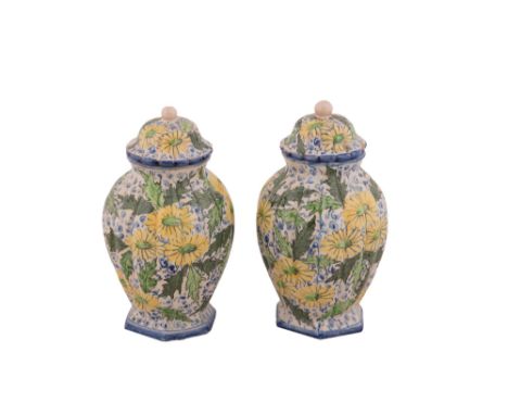 XX secolo  Coppia di vasi in maiolica con coperchio decorati a motivi floreali XX secolo altezza cm 25Difetti ai coperchi