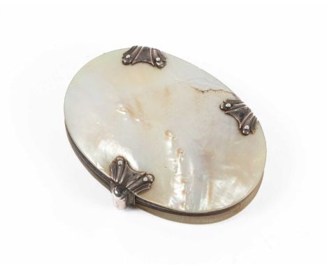 A George III silver mounted mother-of-pearl magnifying glass of oval form, 7.5cm x 5.5cm