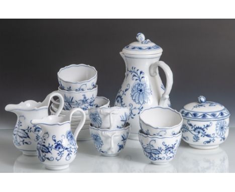 17-teiliges Kaffeeservice (Meissen, 1. u. 2. Wahl), Porzellan, Form "Neuer Ausschnitt",Zwiebelmuster, bestehend aus: 1x Kaffe