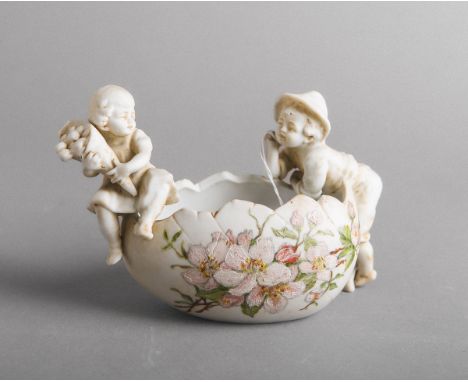 Schälchen mit figürlichem Aufsatz (Pompadour), Biskuitporzellan, m. floraler Malerei, ca.9 x 14 cm. Lagerspuren, Fehlstellen.